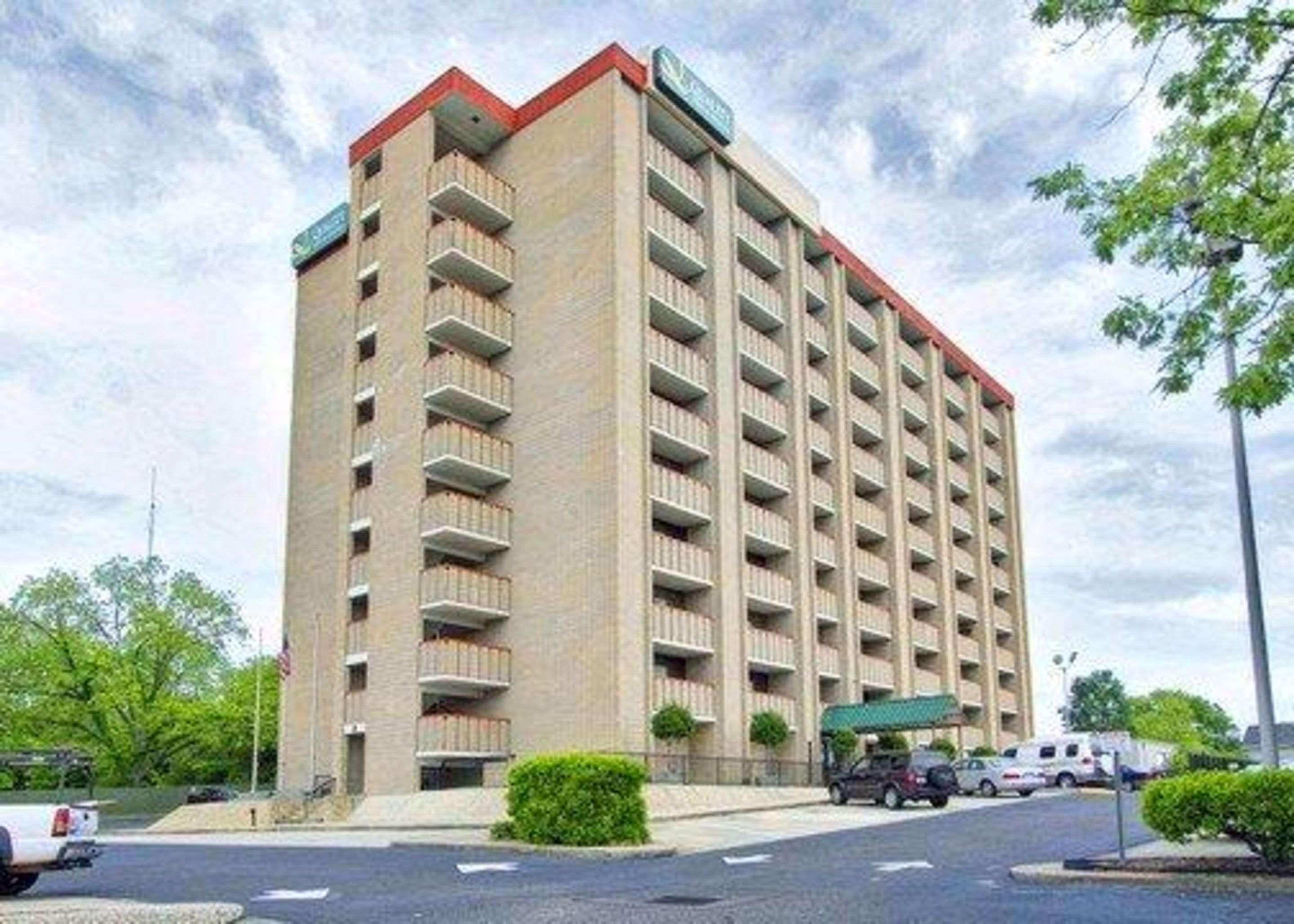 Quality Inn & Suites Fayetteville Exterior photo